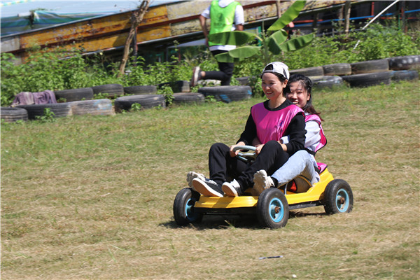 ▲图为开元官方内贸部“草地卡丁车”环节