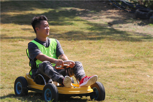 ▲图为开元官方内贸部“草地卡丁车”环节