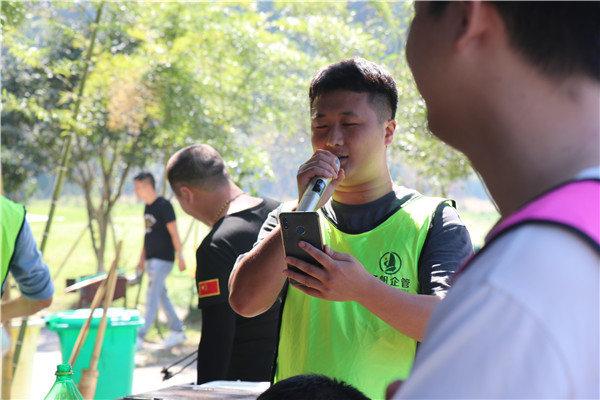 ▲图为开元官方内贸部野外烧烤K歌环节